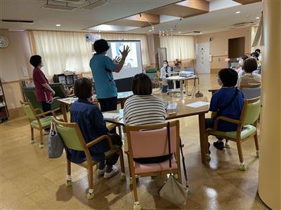 質問をしている職員