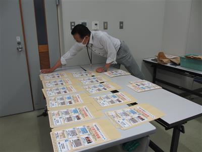 介護予防動画をPRするチラシを並べている様子
