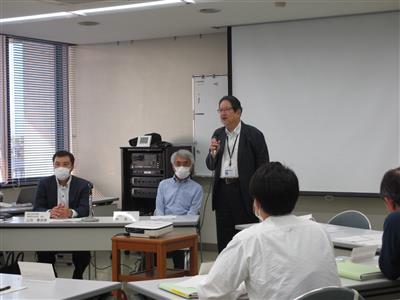 新しく参加するメンバーからご挨拶をいただいている様子