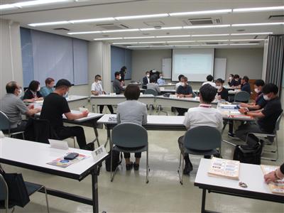 第5回南区人生会議の日の内容について、全員で協議している様子