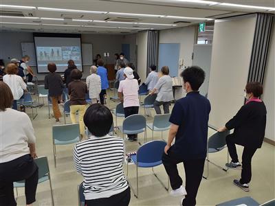 南区役所会場の体操の様子
