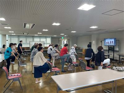 飽田公民館会場の体操の様子