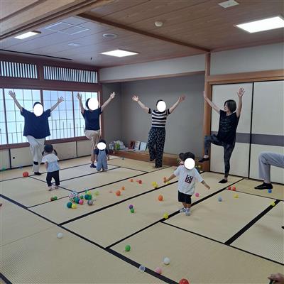 ヨガポーズ中です