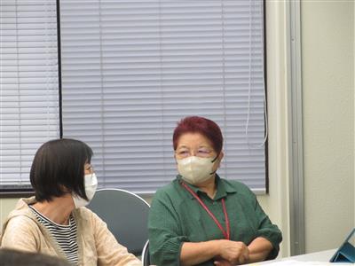 会議中の参加者の様子