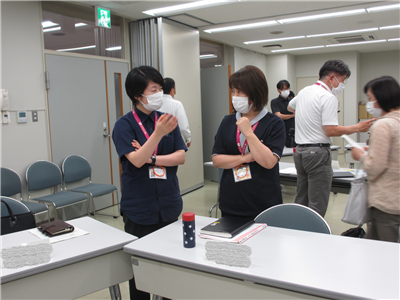 会議後に打ち合わせをしている様子