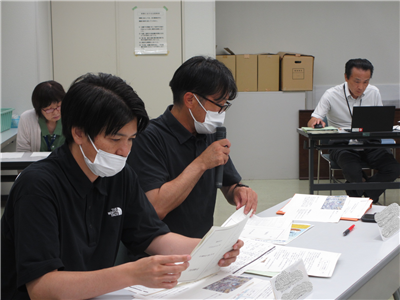 メンバーが発表している様子