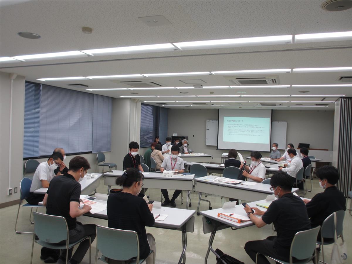 チームごとに話し合いをしている様子の写真