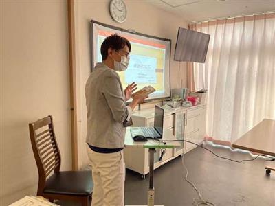 お話をしている講師