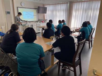 看護師さんと介護士さんの後ろ姿の写真