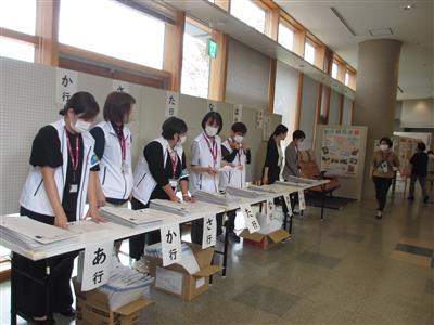 受付担当がスタンバイしている様子