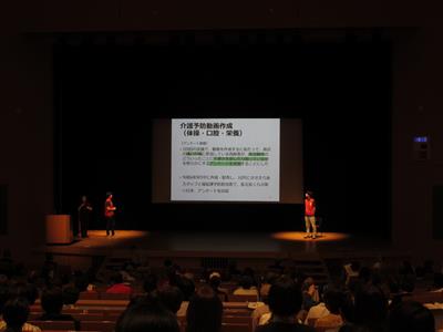 南区オリジナル介護予防体操を説明する様子の写真