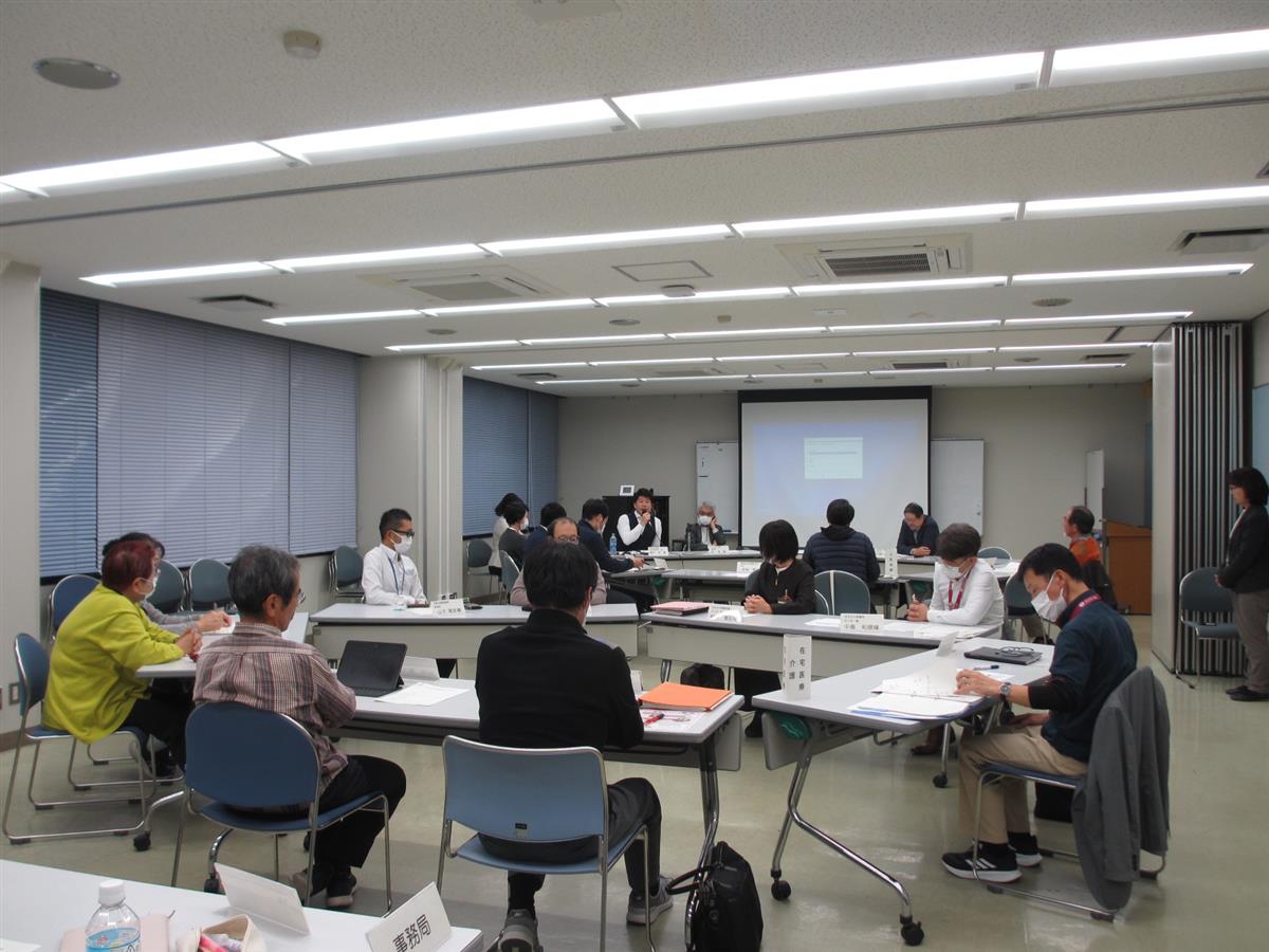 チームごとに協議している様子