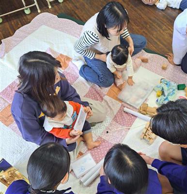 中学生がママ達から子育てに関する話を聞いています