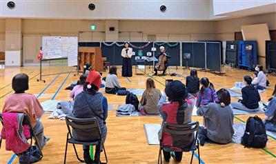 生演奏をみんなで聞いています