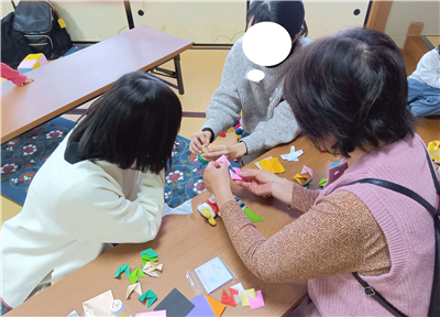 作り方をお互いに教え合う様子