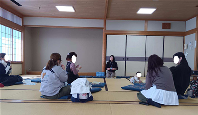 災害時の口腔ケアを体験中