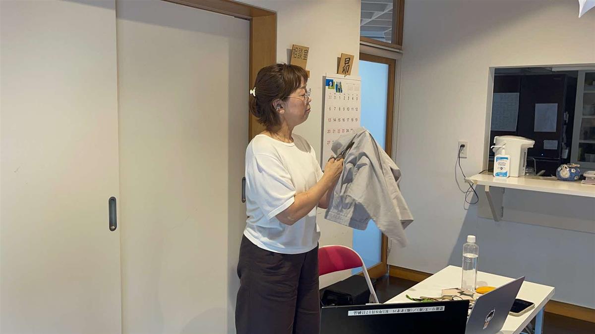 講師が介護しやすい寝衣をリメイクする実践をしている様子