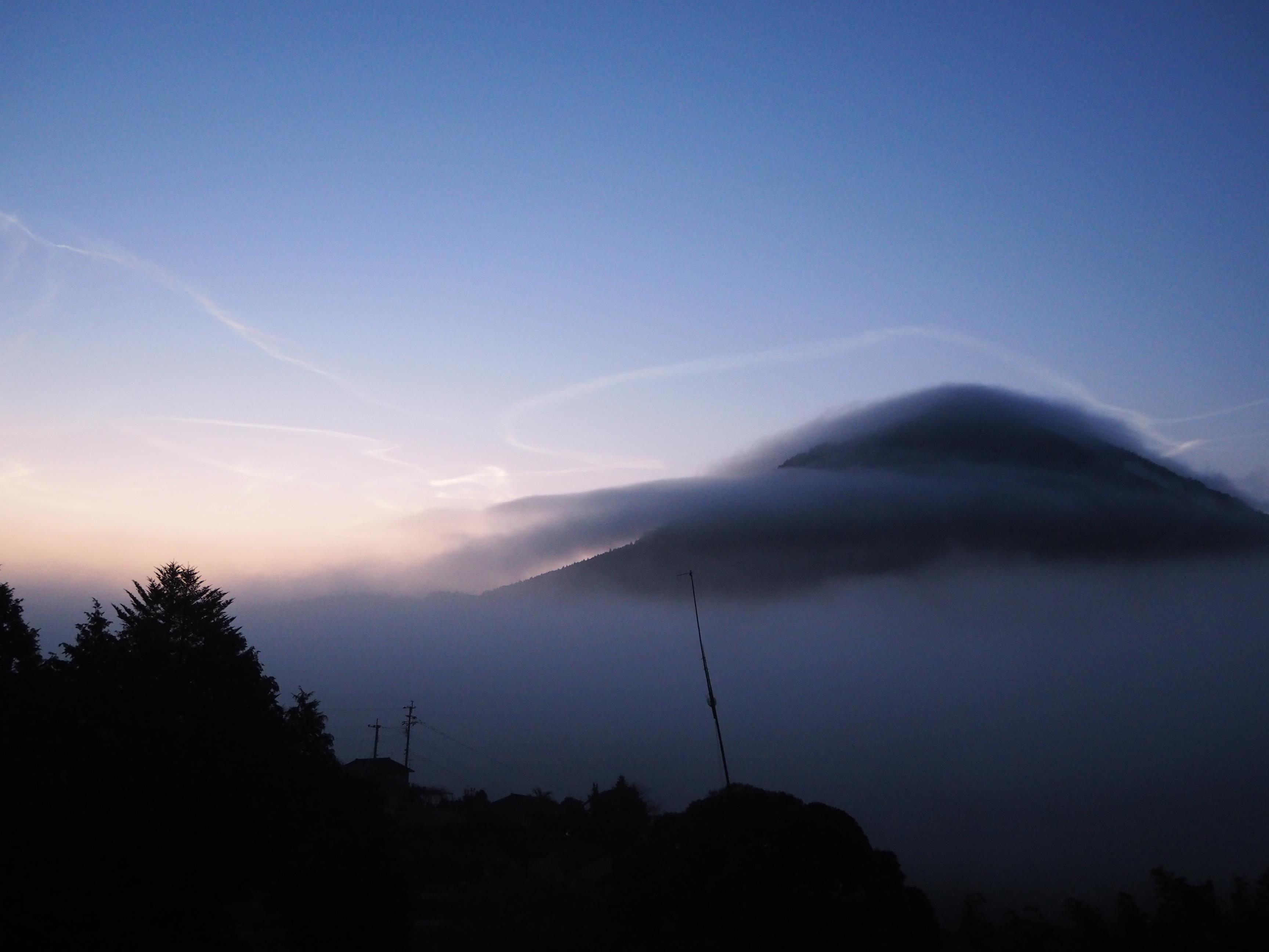 雲上の金峰山とロケット雲 雲上の金峰山とロケット雲