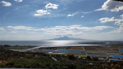  雲仙と眼下に広がる田園地帯・白浜みかんの段々畑