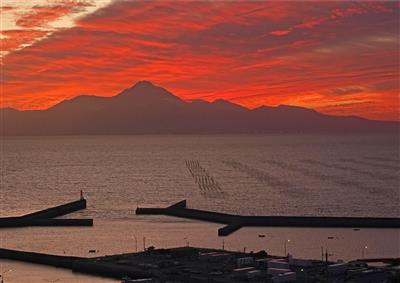爆焼けの河内港