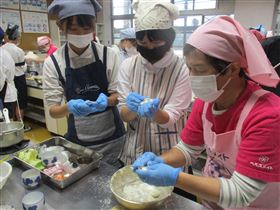 小学校での調理実習の様子の写真