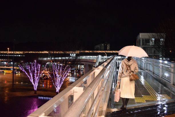 48　駅へ向かう舗道「雨の宵」