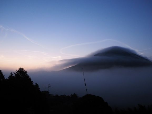 79★ 雲上の金峰山とロケット雲（古田）