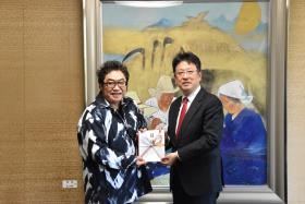 コロッケ様からの「松平健・コロッケ　エンタメ魂」の報告及び義援金の寄附に伴う表敬訪問