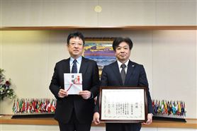 タイヘイテクノス株式会社からの無電源街灯寄贈に伴う目録贈呈式