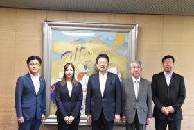 パリオリンピック出場に伴う菊池小巻選手の市長表敬訪問