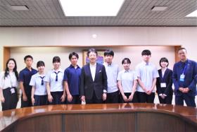 中国桂林市青少年交流事業表敬