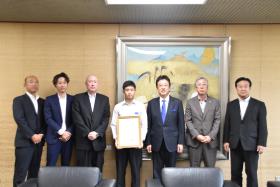 令和6年10月25日（金曜日）ボクシングの第6回ジュニア・チャンピオンズリーグ全国大会優勝に伴う市長表敬