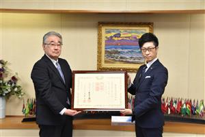 令和6年12月25日（水曜日）株式会社リライアブル様への紺綬褒章伝達式