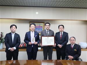 令和6年12月20日（金曜日）一般財団法人熊本県教育会館様からの熊本城復元整備基金への寄附金贈呈