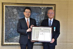 令和6年12月19日（木曜日）緑綬褒章授与に伴う表敬訪問