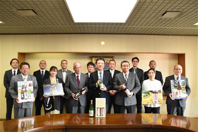 令和7年1月20日（月曜日）地域オリジナル焼酎完成に伴う表敬訪問
