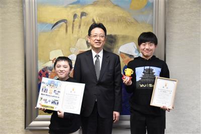 令和7年3月11日（火曜日）プログラミングの全国⼤会（マインクラフト教育版）で特別賞を受賞したチームの表敬訪問