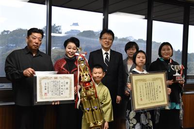 民謡全国大会家族対抗グランプリ部門優勝に伴う表敬訪問