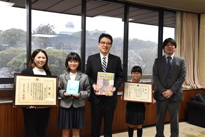 令和7年3月27日（木曜日）第28回図書館を使った調べる学習コンクール文部科学大臣賞受賞者の市長表敬訪問