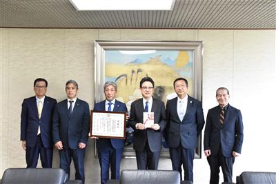 令和7年4月25日（金曜日）熊本県太鼓連合様・熊本太鼓連盟様からの熊本城災害復旧支援金への寄付金贈呈