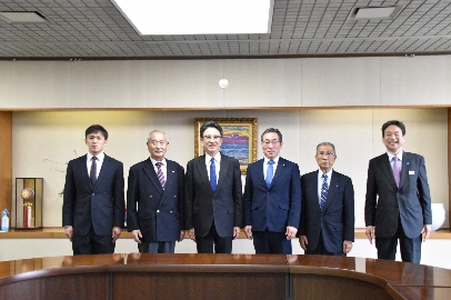 令和7年4月25日（金曜日）令和7年度第26回剣聖『宮本武蔵』旗全国小・中学生剣道大会開催に伴う市長表敬訪問