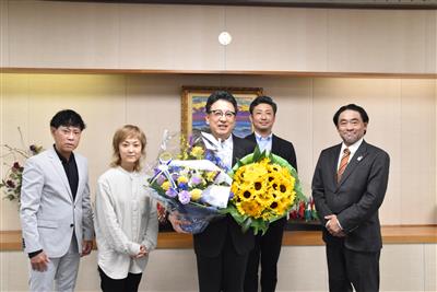 令和7年6月13日（金曜日）父の日に伴う市長への花の贈呈式