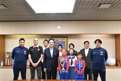令和7年7月14日（月曜日）第12回バルサアカデミーワールドカップ優勝に伴う市長表敬訪問