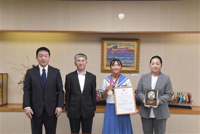 令和7年8月26日（火曜日）第24回全国中学生ウエイトリフティング選手権大会優勝に伴う副市長表敬訪問