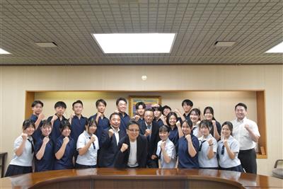 令和7年9月1日（月曜日）全国高等学校総合文化祭「最優秀賞・文部科学大臣賞」受賞に伴う必由館高等学校和太鼓部の皆さまの表敬訪問