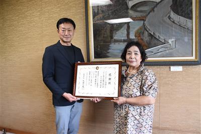 令和7年9月26日（金曜日）令和7年8月豪雨災害に係るよしのとゆかいな仲間たち「おどん達も応援団」実行委員会様からの義援金に対する感謝状贈呈