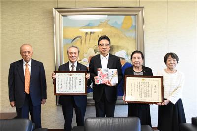 令和7年10月6日（月曜日）熊本市地域献血推進連合協議会の厚生労働大臣表彰受賞に伴う表敬訪問及び図書の寄贈