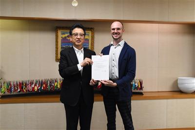 令和7年10月10日（金曜日）スタートアップビザ申請に係る起業準備活動計画確認の第1号認定者　確認証明書交付式