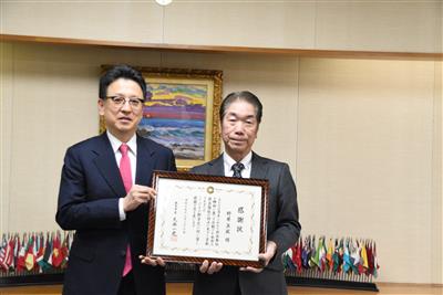 令和7年12月26日（金曜日）高齢者福祉施設へのもち米等の寄贈に対する感謝状贈呈