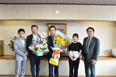 令和8年6月17日（水曜日）父の日に伴う市長への花の贈呈式